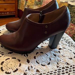 Clarks Lida Palmer womens black leather heeled ankle boots size 7.5